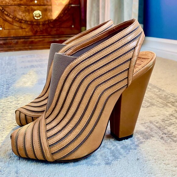 Givenchy 00s Peep Toe Slingback Tan Leather Heels - Picture 3 of 11